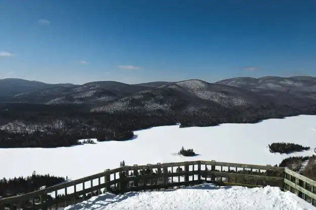 Vue sur les montagnes enneigées du projet de chalets à Mont Tremblant de L’Hymne des Trembles